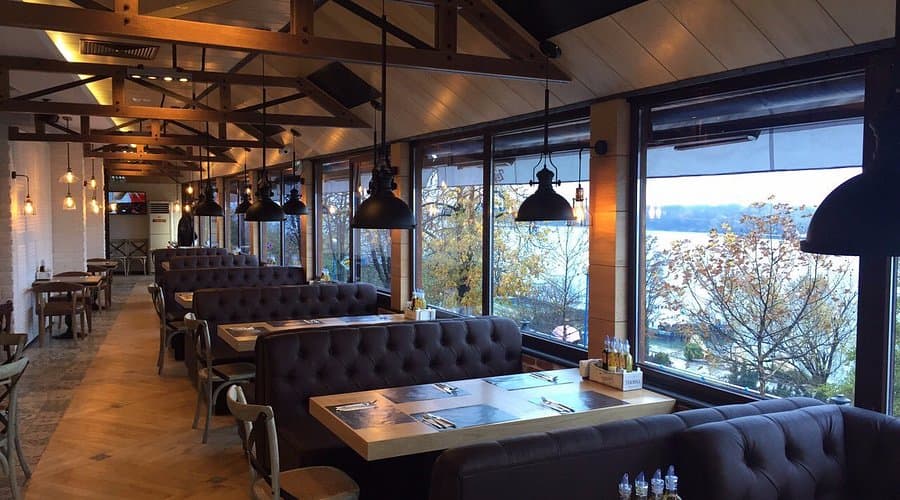 Панорамна гледка към река Дунав от терасата на ресторанта