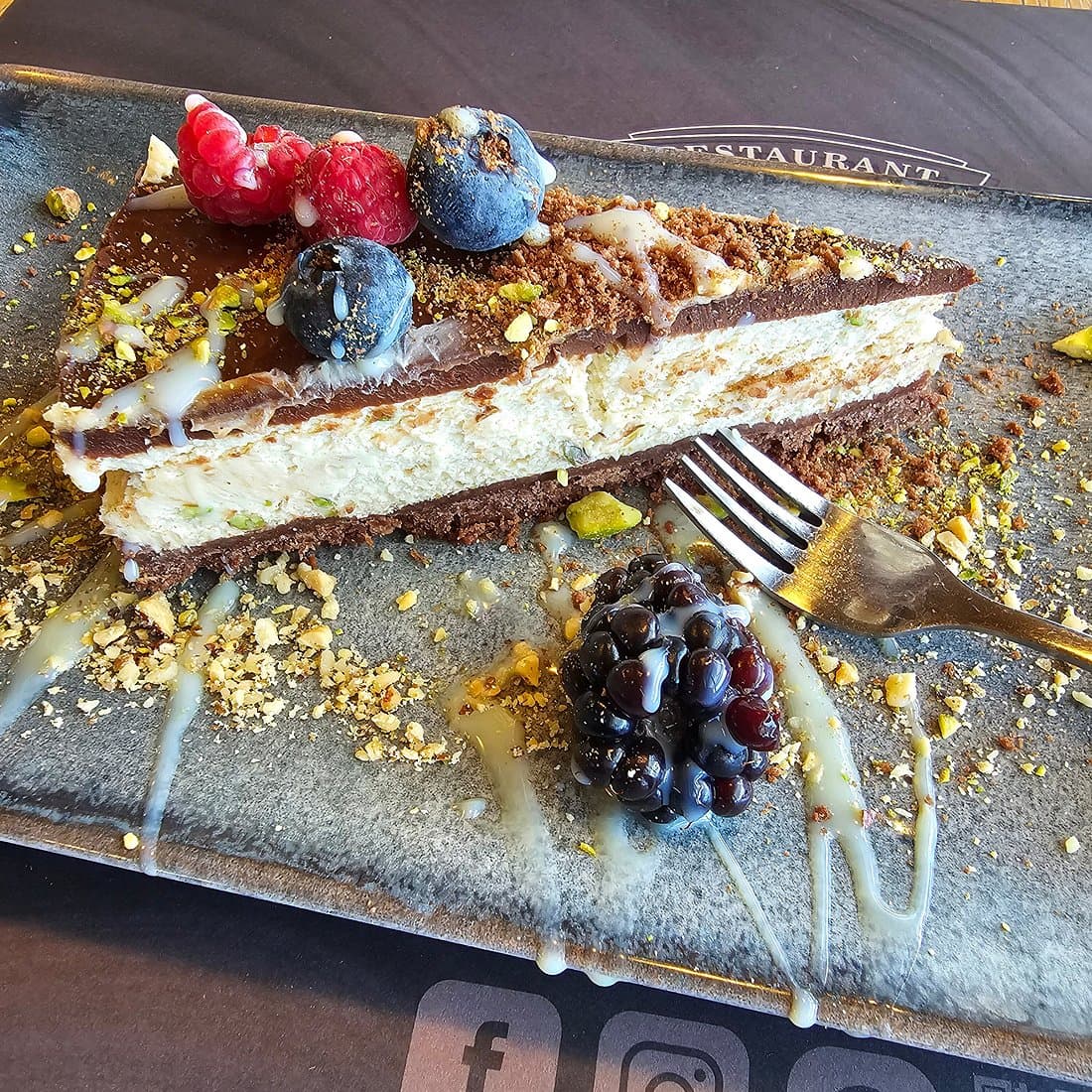 Печена щука с картофи и билки