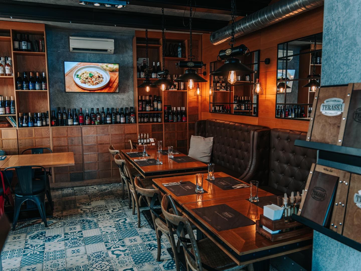 Винени рафтове в интериора на Тераса